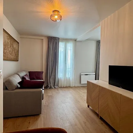 Montmartre Apartahotel