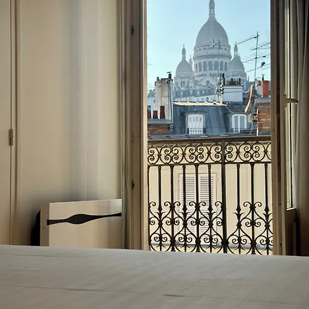 Montmartre Apartahotel